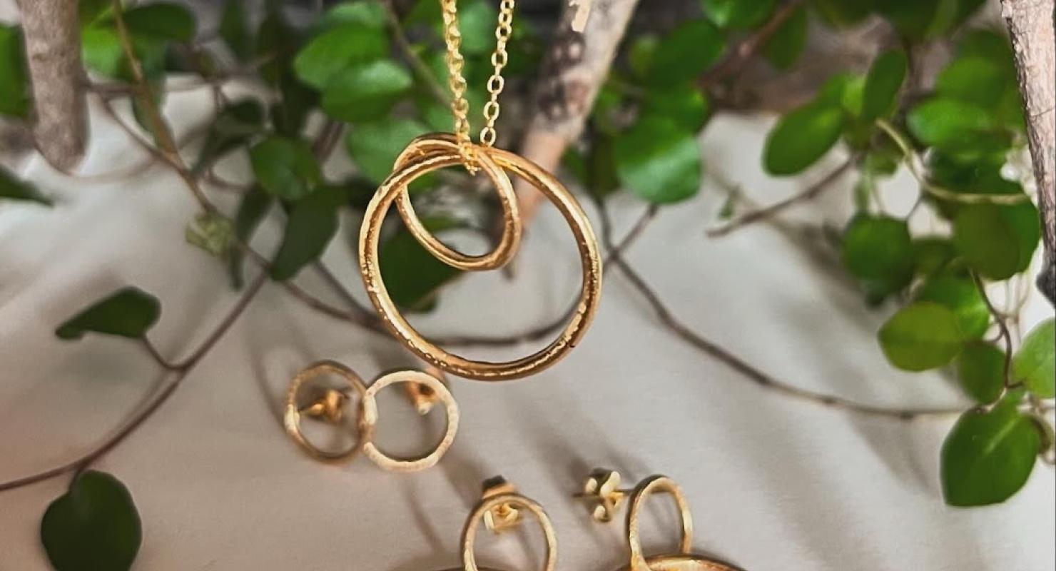 Nachhaltige Schweizer Bienen- und Beerenwachstücher, Schmuck aus recyceltem Gold und aus Porzellan - Moda upcycled in Lucerna