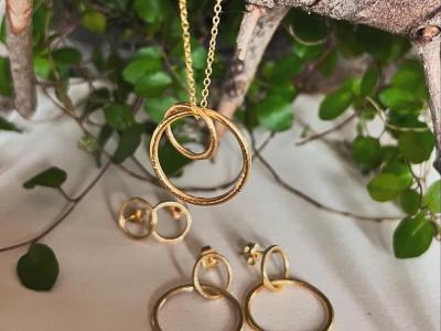 Nachhaltige Schweizer Bienen- und Beerenwachstücher, Schmuck aus recyceltem Gold und aus Porzellan - Upcycled Fashion in Lucerne