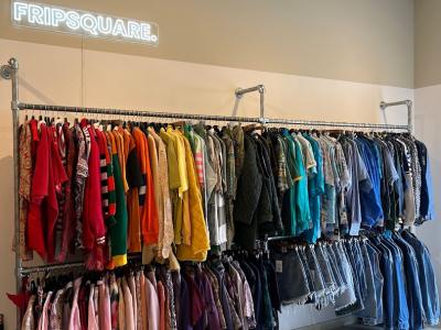 Fripsquare café & Vintage store - Second-Hand-Kleidung in Waadt