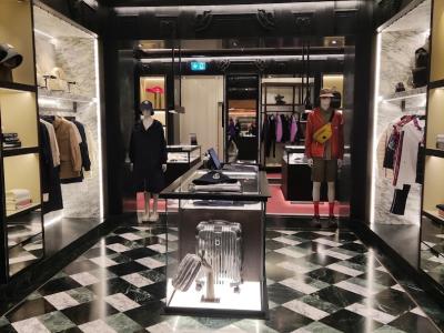 Moncler Zurich Airport - Passenger Area - Mode upcyclée à Zurich