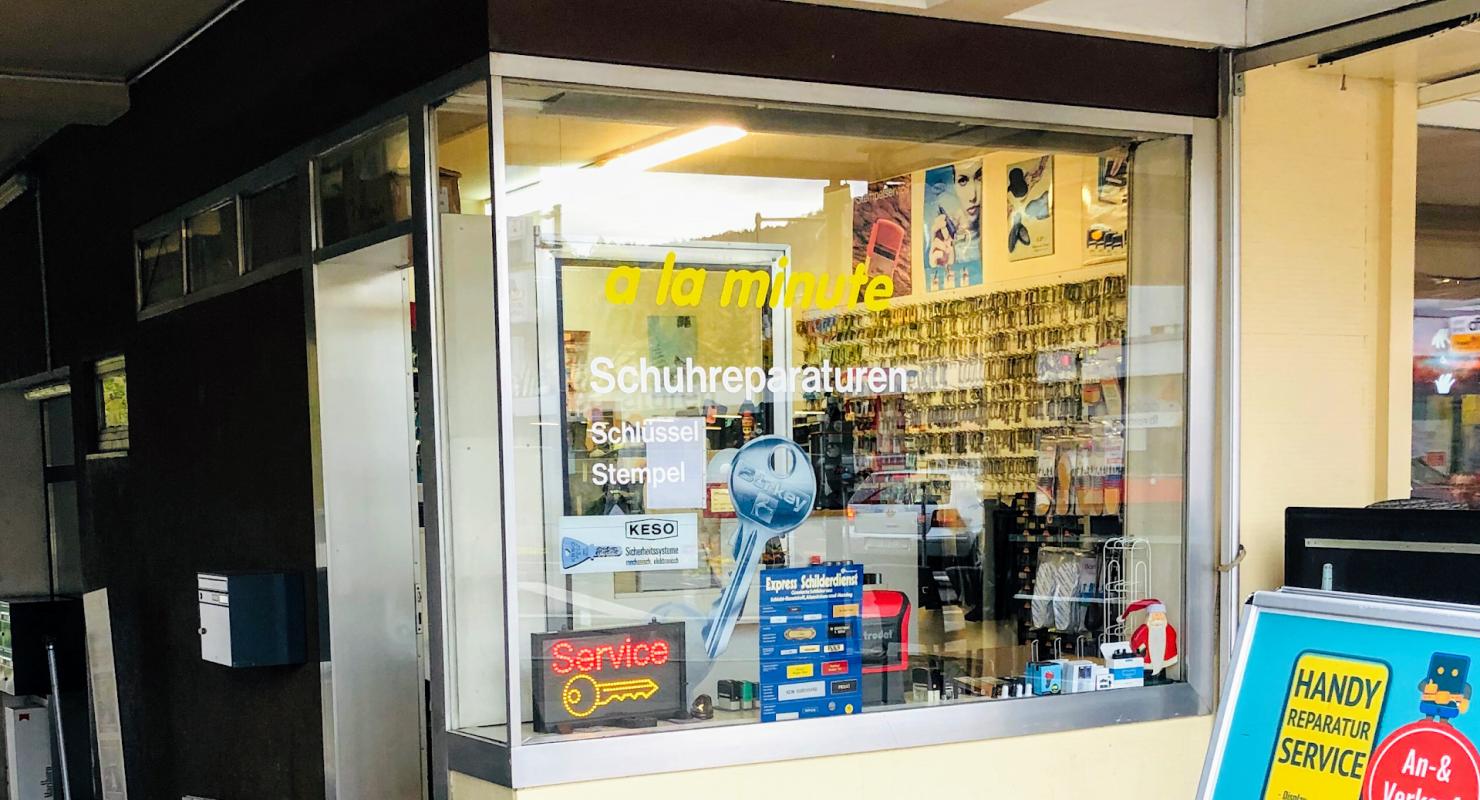 a la minute Handy Reparatur - Schlüssel - Schuhreparaturen - Stempel - Gravuren - Vêtements de seconde main in Bâle-Campagne