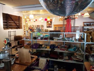 Jäger und Sammler Brockenhaus - Second-hand Clothing in Basel-Land